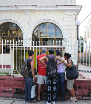 Los cubanos buscan más información en las oficinas de migración de todo el país. Foto: Raquel Pérez