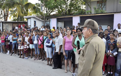Raúl Castro hablando con la población. Foto: Estudios Revolución.