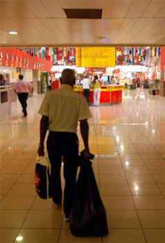 Area de espera de los pasajeros en el Terminal 3 del aeropuerto Jose Marti.