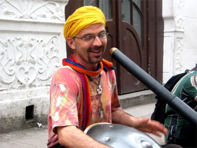 Ananda Krishna tocando en La Habana Vieja.