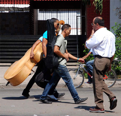 Músicos cubanos yendo al trabajo.