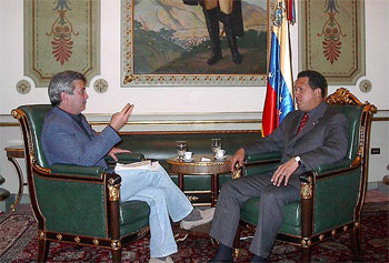 Chávez me pareció un hombre bastante sencillo, nos trató con deferencia, tomamos café juntos, nos hicimos fotos y nos regaló a cada miembro del equipo un ejemplar de su segunda biblia, la Constitución de la República firmada por el mismo.