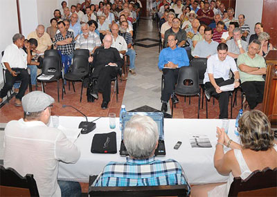 Intelectuales de diferentes edades y tendencias políticas debaten hoy sobre el futuro de Cuba. Foto: Raquel Pérez