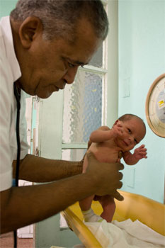 Médico cubano y un bebe. Foto: Sergio Leyva