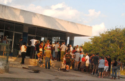 Cola para comprar el cake del día de las madres. Panadería La Maravilla, zona 8 de Alamar.