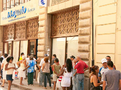 Each cybercafe with access to Internet will have approximately three computers and 67 thousand potential users. Photo: Raquel Perez
