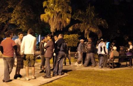 Jovenes en el parque de G y 23 en La Habana, punto de encuentro nocturno.