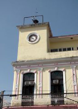 El reloj que marca el tiempo en Pinar del Río.
