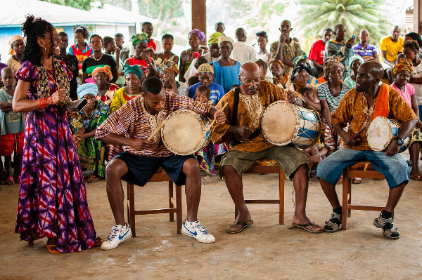 From left to right: Elvira Fumero Añí, Yandrys Izquierdo, Humberto Casanova and Alfredo Duquesne drumming in Banta Mokele at their official welcome by the Paramount Chief Tommy Jombla. TAW_2