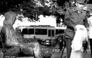 En La Habana, Fidel Castro develó junto al cantautor Silvio Rodríguez una estatua de Lennon de tamaño natural en el parque de 17 y 6.