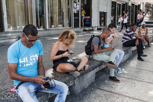 Connected to the public pay for WiFi service. Photo: Juan Suarez