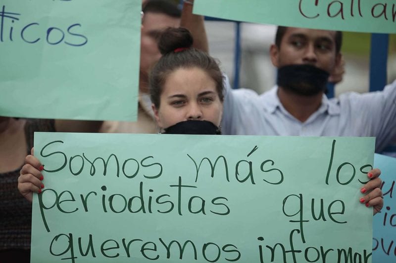 Journalists protest in front of the Supreme Court headquarters in Managua. Photo: Confidencial